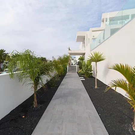 Apartment Homeforguest Sunset Senator With Pool And Terrace In